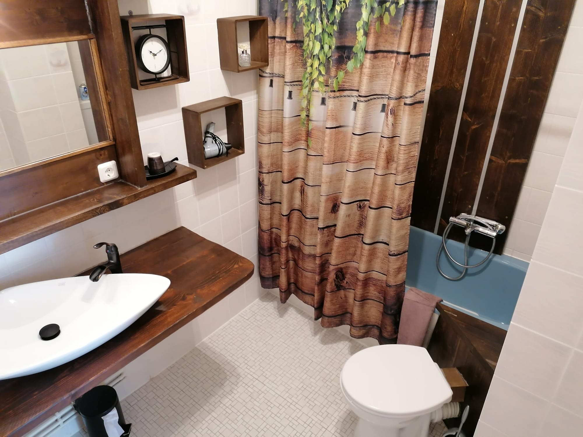 Badezimmer mit Badewanne und WC