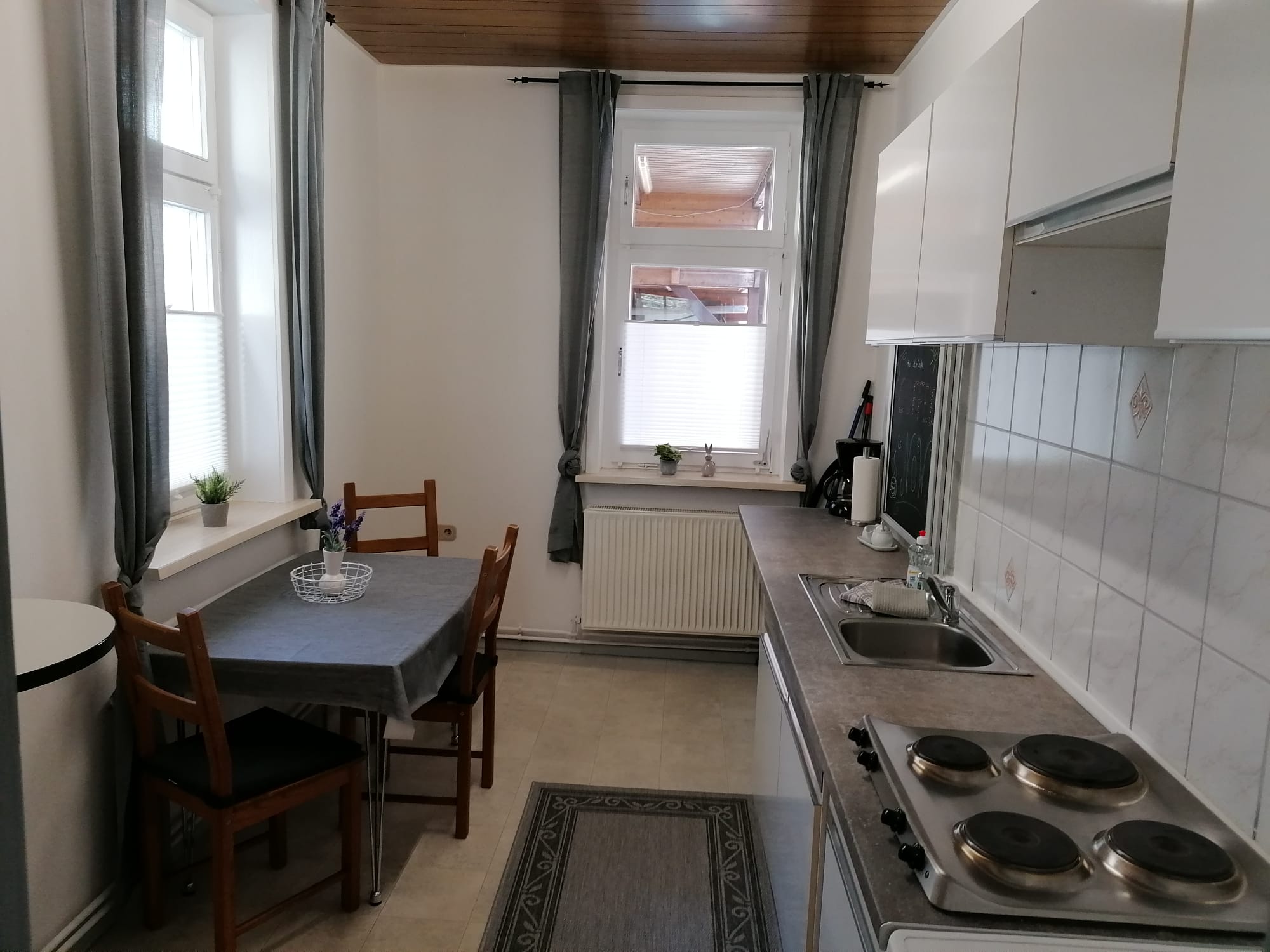Voll ausgestattete Küche mit Air-Fryer und Kaffeemaschine